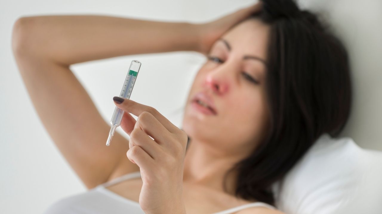 Mulher gripada devido a baixa imunidade.