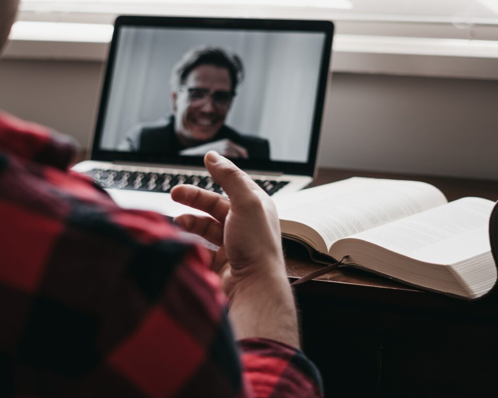 Paciente recebendo atendimento online de psicólogo.