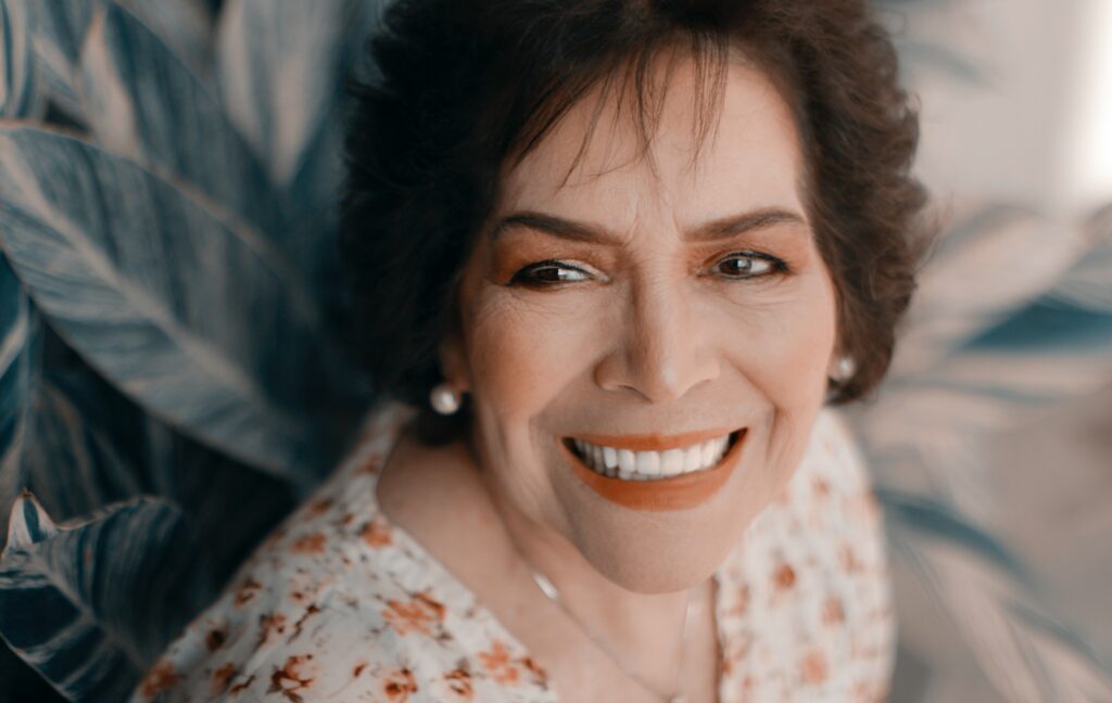 Pessoa com um sorriso mais branco, simétrico e harmonioso.
