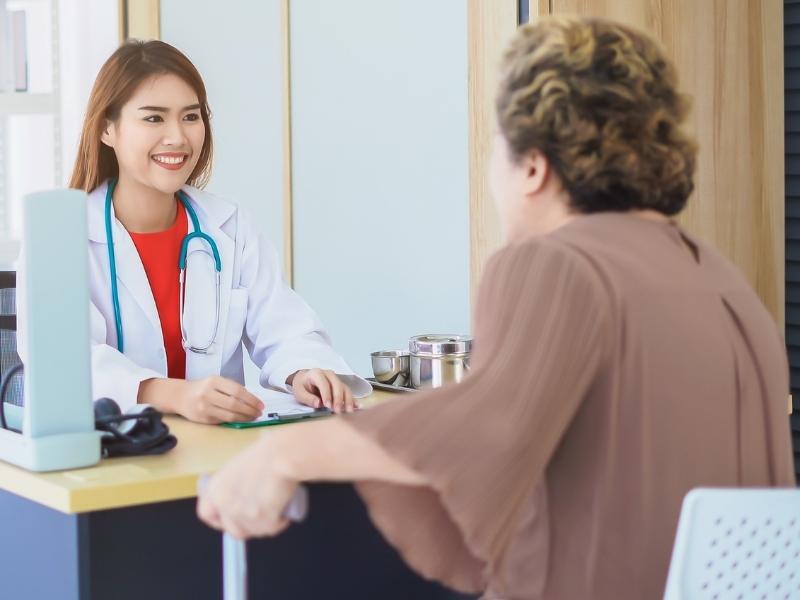 Médica mulher realizando atendimento preventivo em paciente mulher idosa.