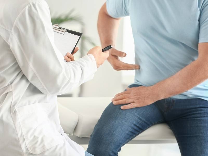 Médico avaliando paciente.