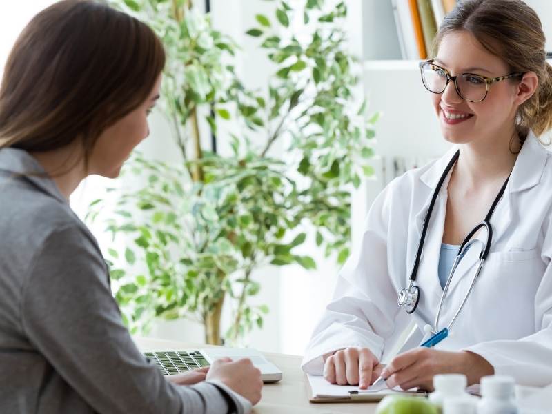 Nutricionista mulher realizando atendimento com paciente.