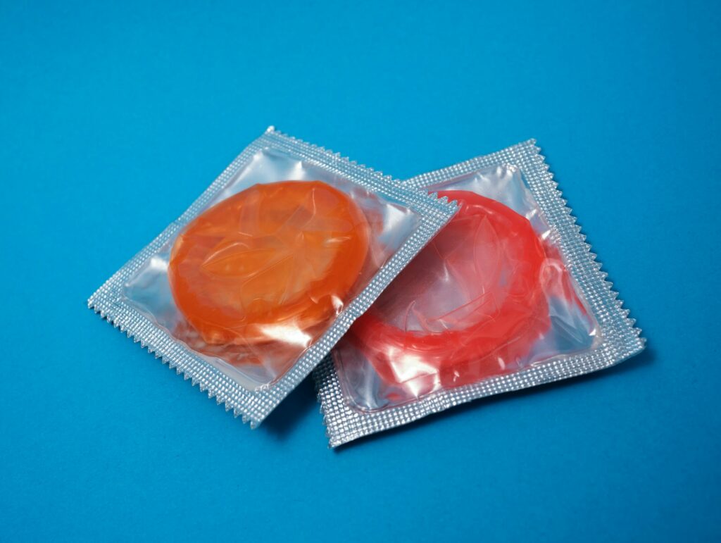 Imagem com dois preservativos masculinos na embalagem.