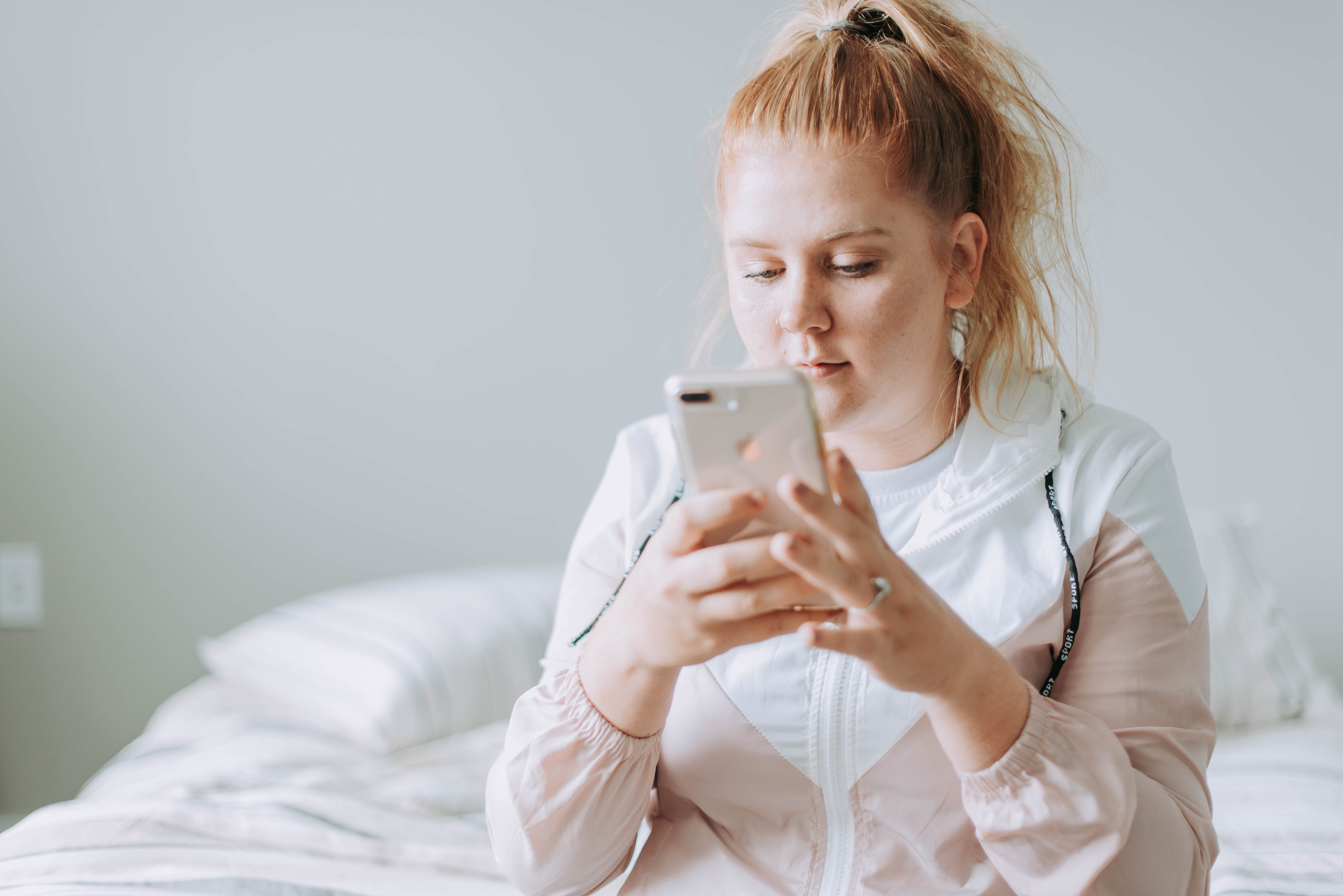 Mulher recebendo atendimento psicológico através do celular.