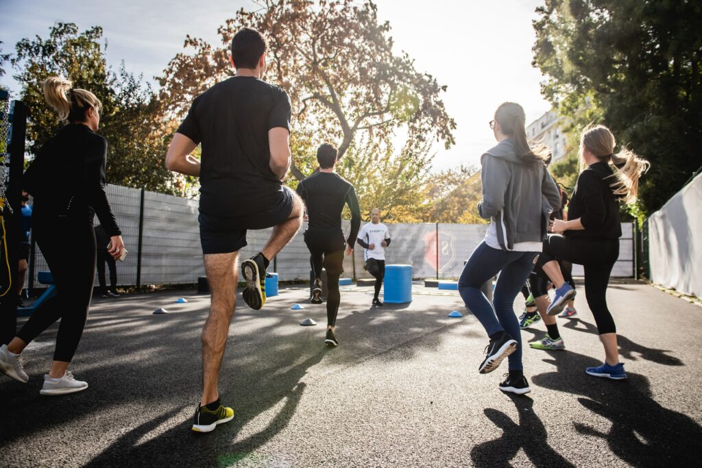Grupo de pessoas praticando exercícios físicos.