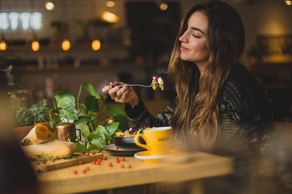 Mulher comendo alimentos saudáveis.