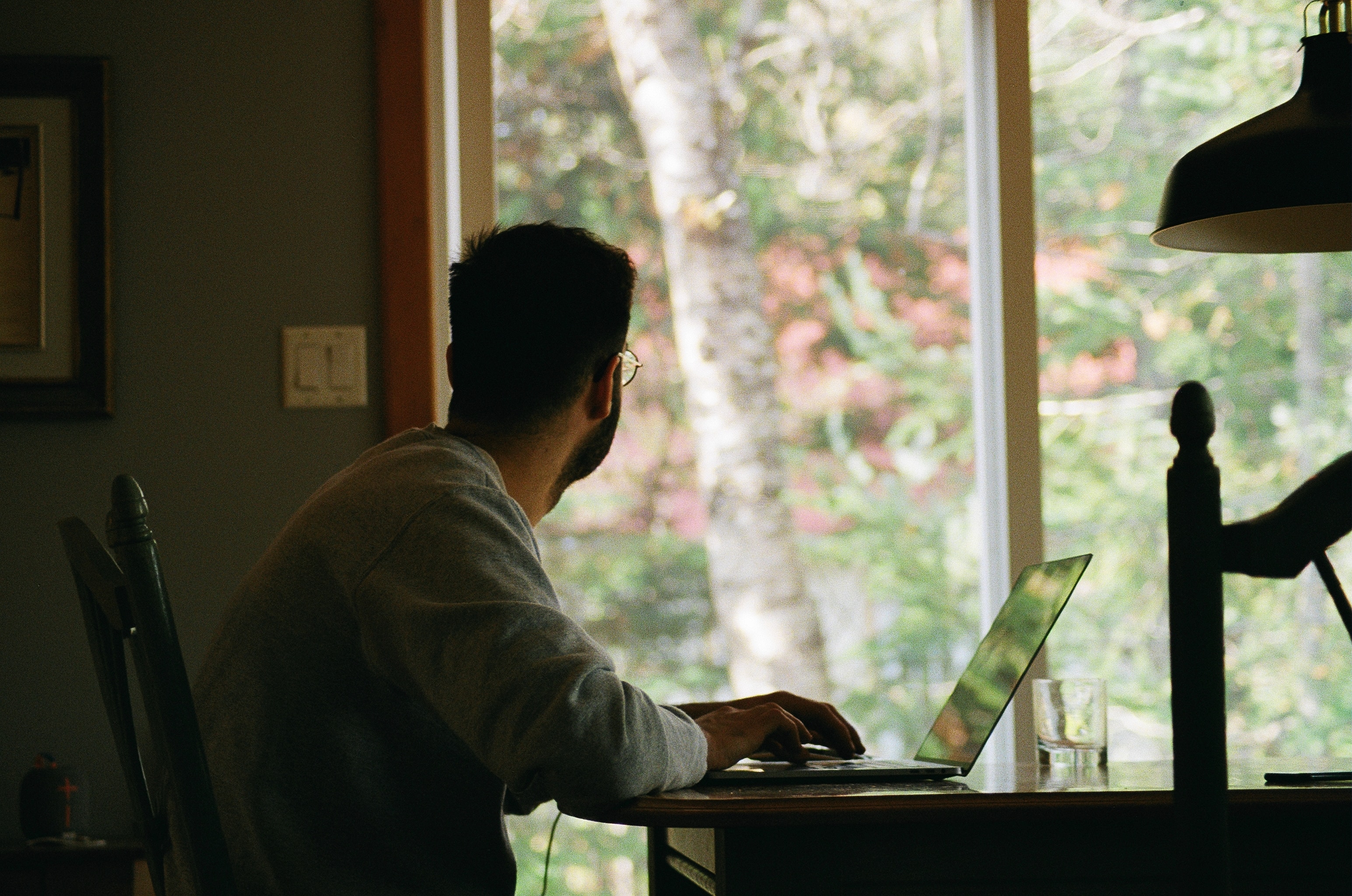 Homem trabalho em casa com notebook.
