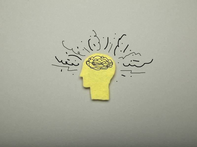 Imagem ilustrativa de um cérebro com desarranjos de pensamentos.