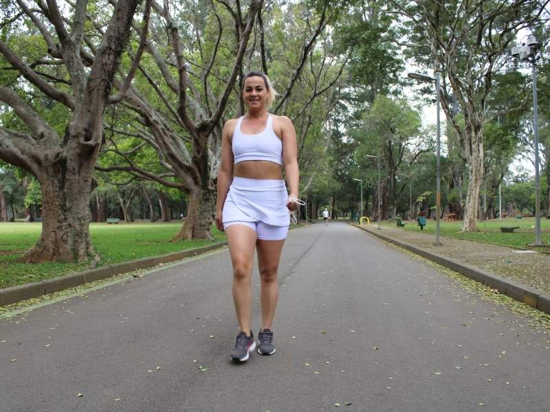 Mulher jovem caminhando ao ar livre.