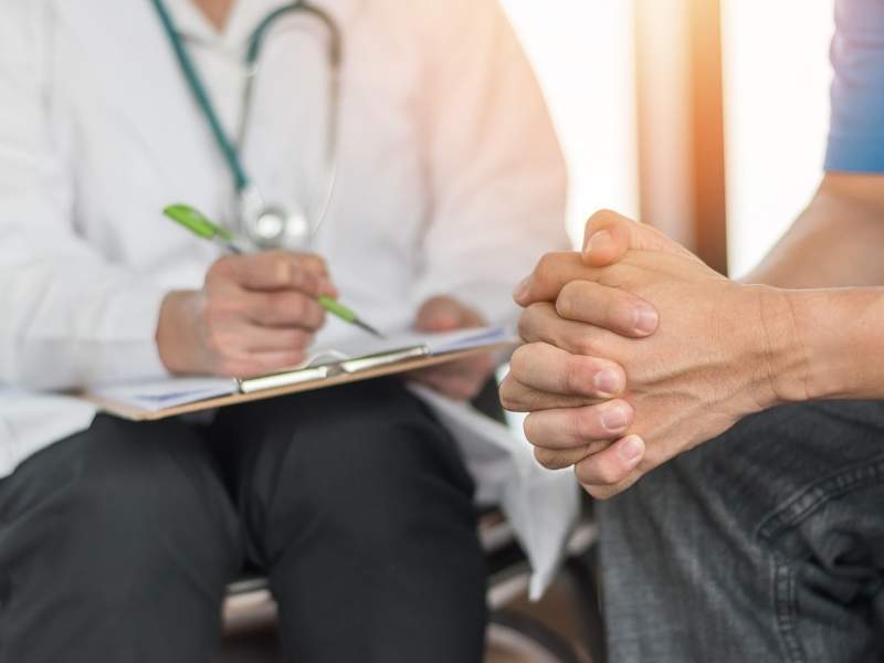 Médico psiquiatra analisando paciente.