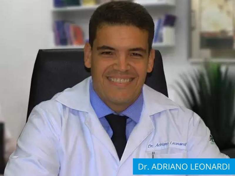 Foto frontal do médico Adriano Leonardi.