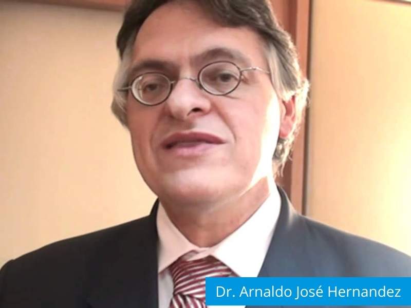 Foto do médico Arnaldo José Hernandez.