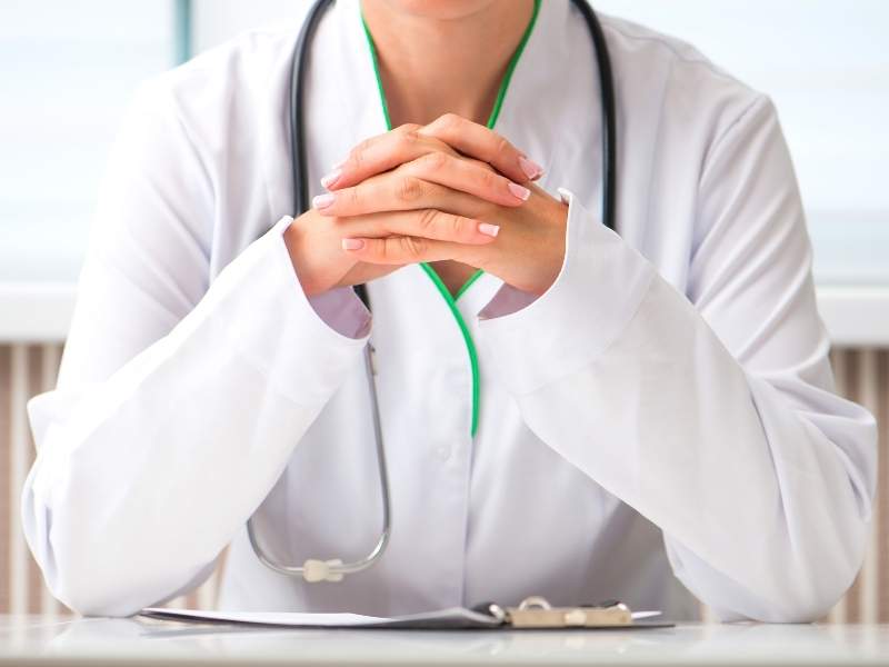 Imagem frontal de médica psiquiatra.