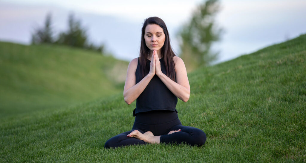 mulher meditando para controlar sua ansiedade