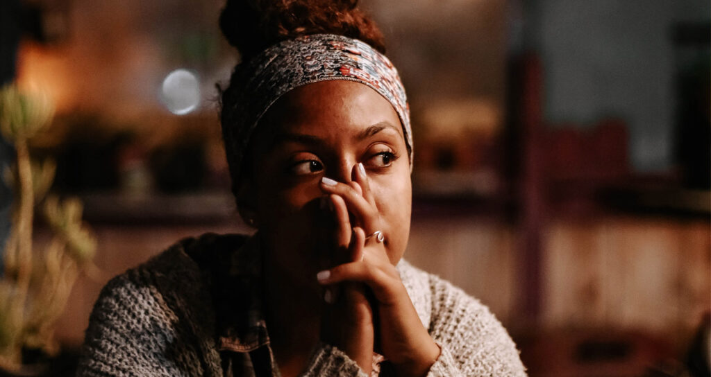 mulher negra tentando controlar os pensamentos para evitar uma crise de ansiedade