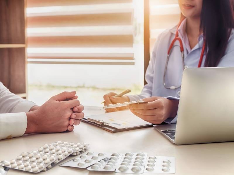 Médica psiquiatra mulher com remédio na mão.