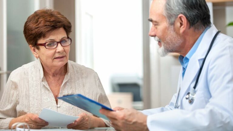 Médico psiquiatra realizando entrevista com paciente.