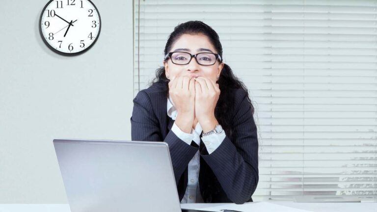 Mulher com crise de pânico no trabalho.