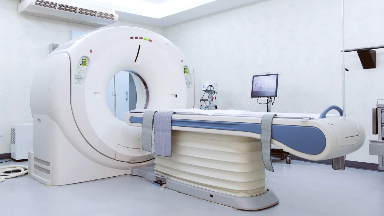Imagem de uma máquina de ressonância magnética.