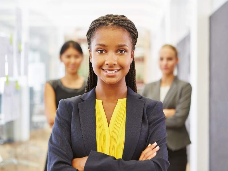 Mulher jovem com braços cruzados demontrando evolução.
