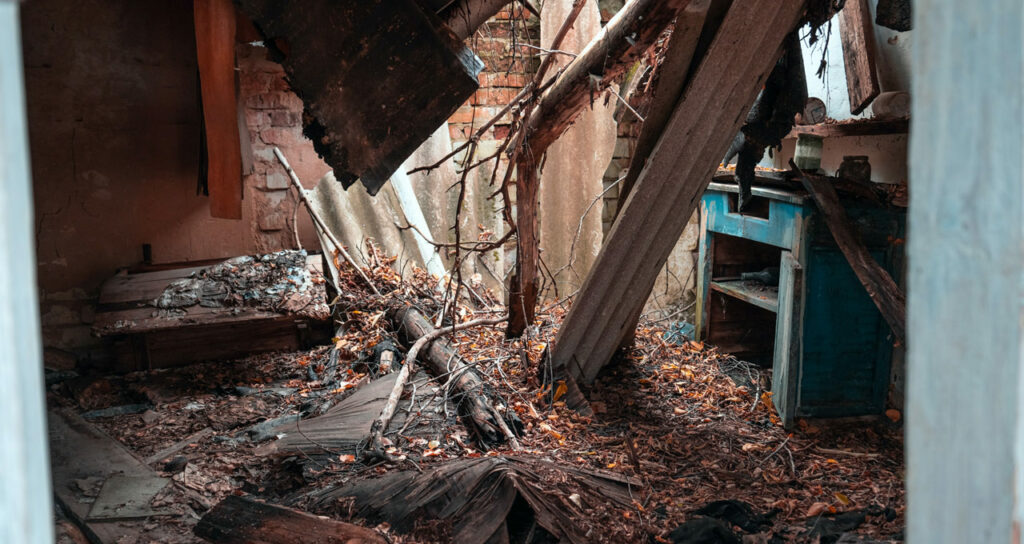 casa toda destruída e suja demonstrando um cenário catastrófico
