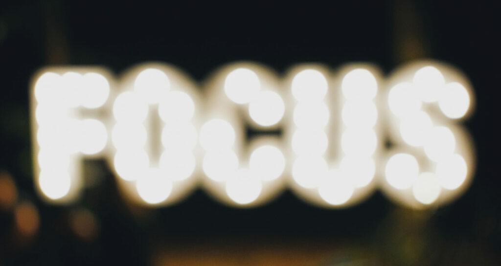 palavra focus, foco em inglês, desfocada e iluminada