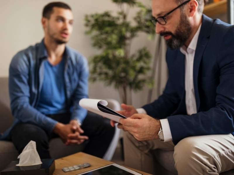 Terapeuta e Paciente conversando.