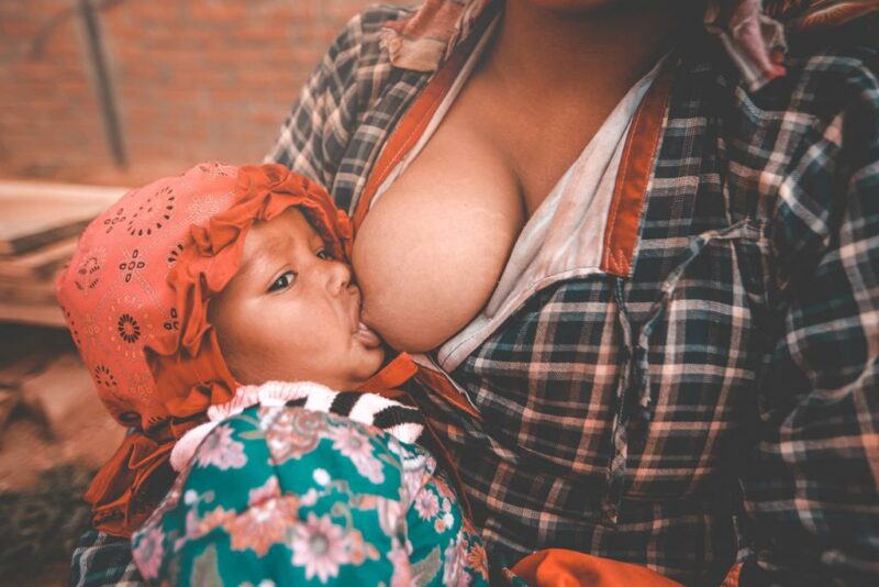 Mulher amamentando bebê.