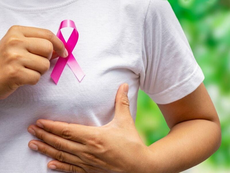 Mulheres a cima de 18 devem fazer o autoexame de mama mensalmente.