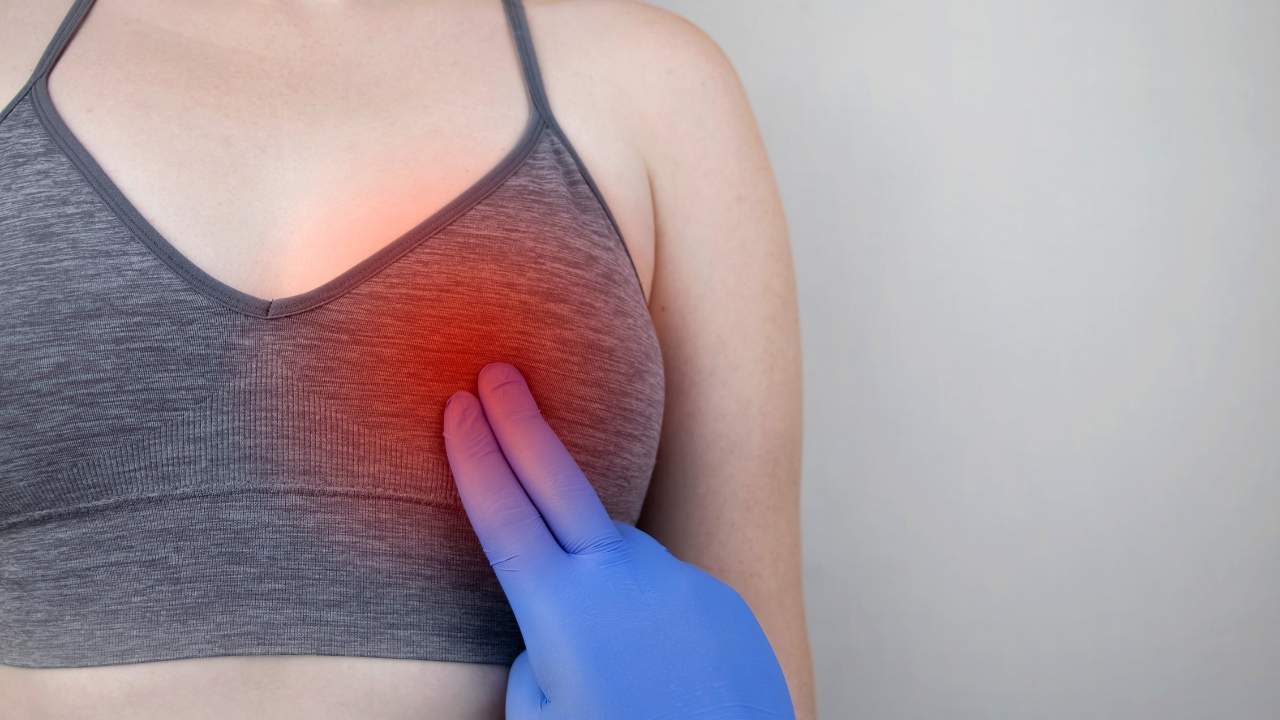 Médico avaliando carocinhos na mama de mulher.