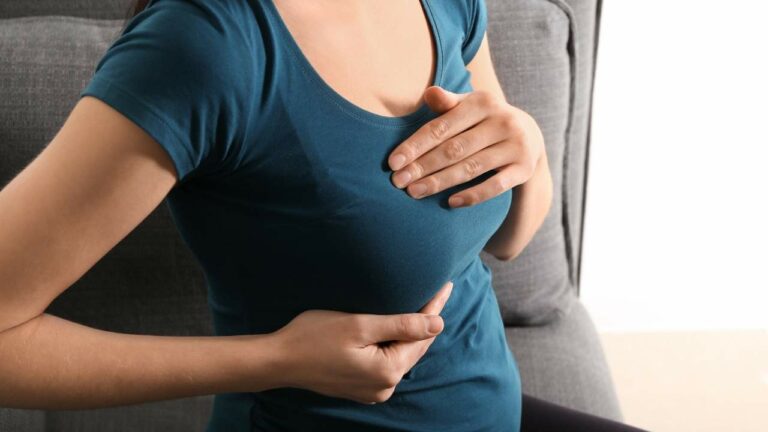 Entenda como identificar possíveis doenças e câncer de mama.