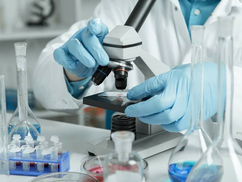Médico mastologista realizando análise.