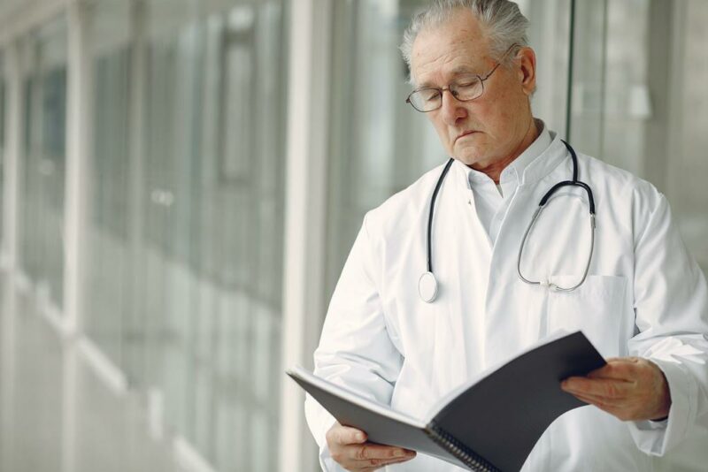 Médico avaliando resultados de possível caso de câncer de mama.