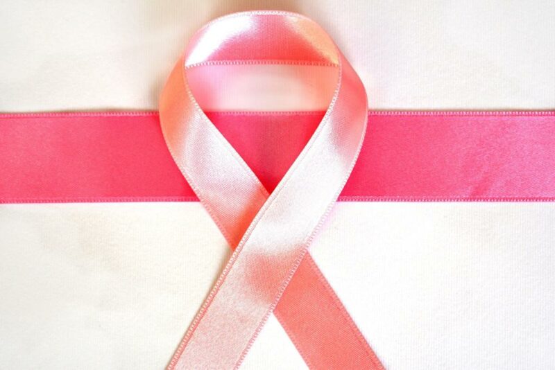 Laço rosa símbolo da campanha de conscientização do câncer de mama.