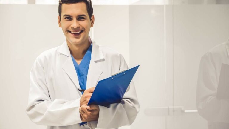 Médico mastologista homem segurando prancheta.