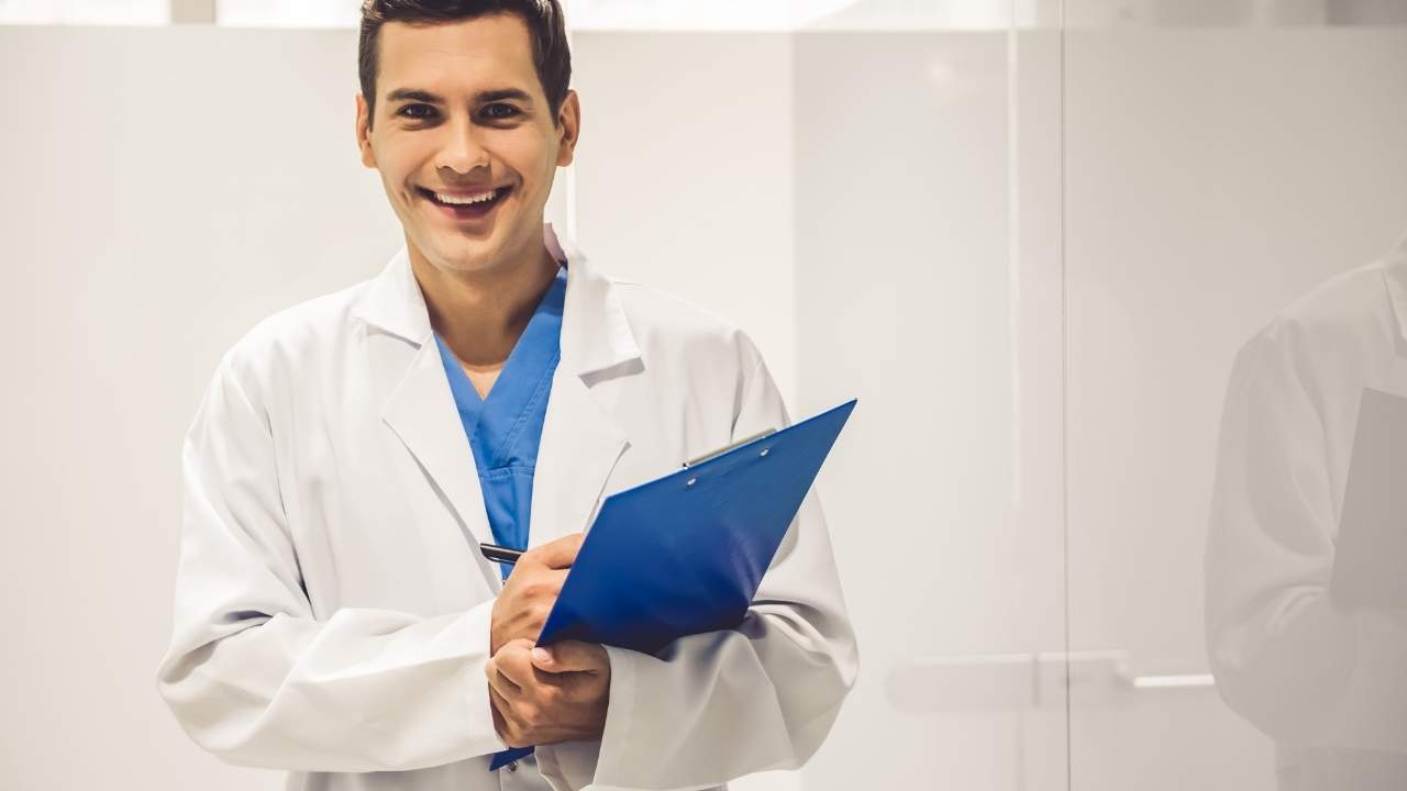 Médico mastologista homem segurando prancheta.