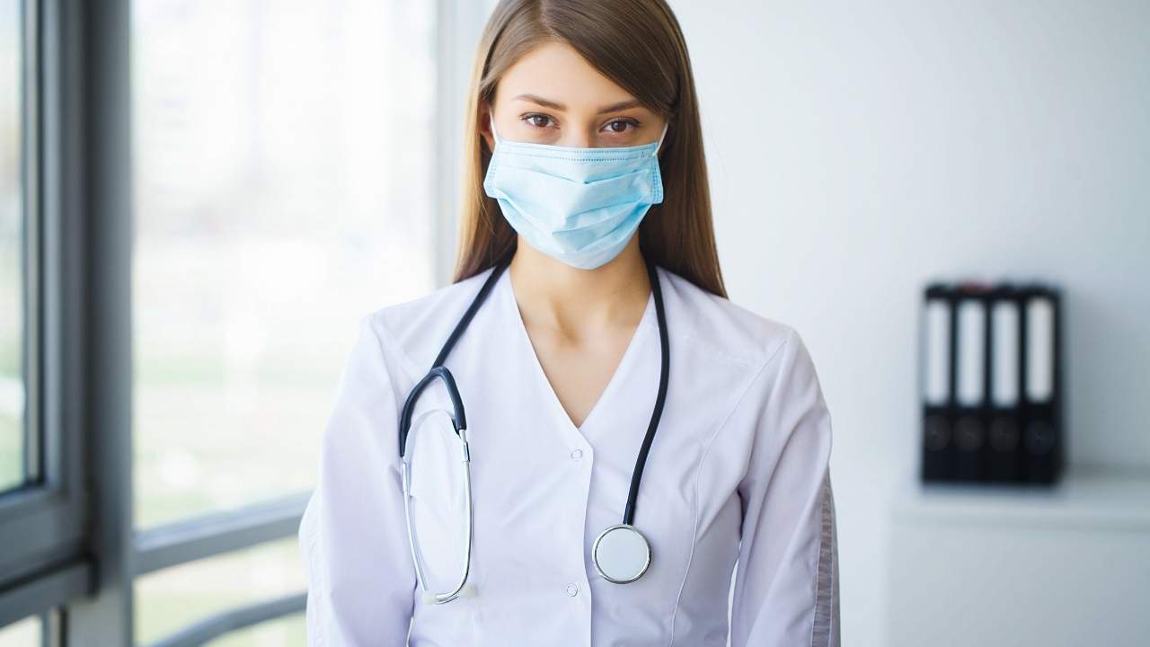 Médica mulher especialista em câncer de mama.