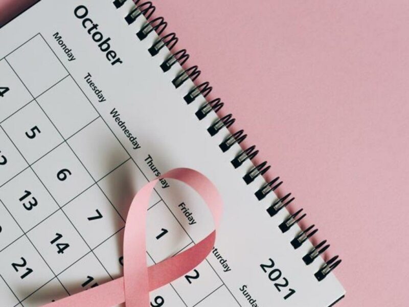 Calendário demonstrado que o combate ao câncer de mama ocorre desde o dia 1 de outubro ao dia 31.