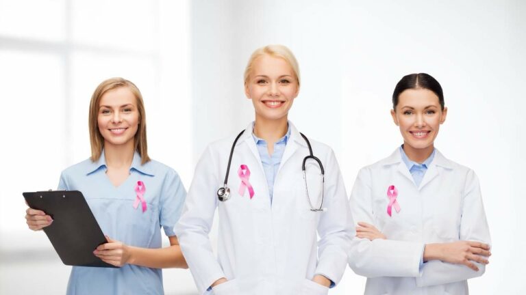 Médicos especialistas em câncer de mama.
