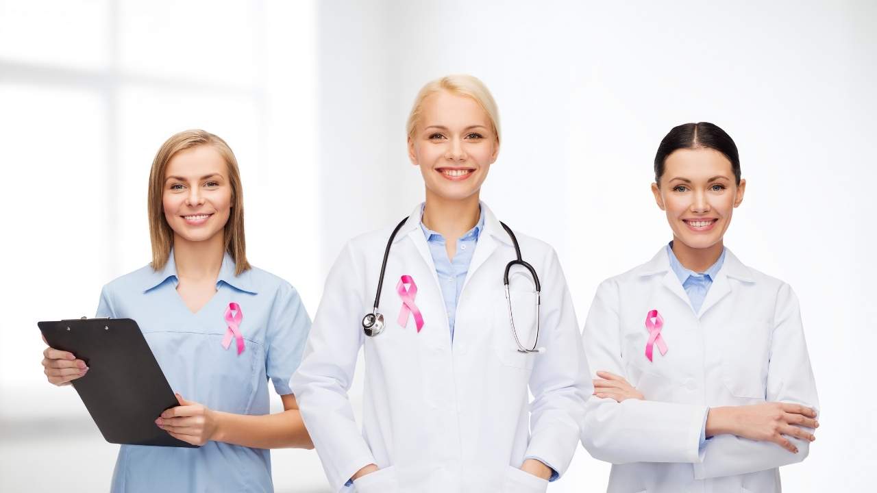 Médicos especialistas em câncer de mama.