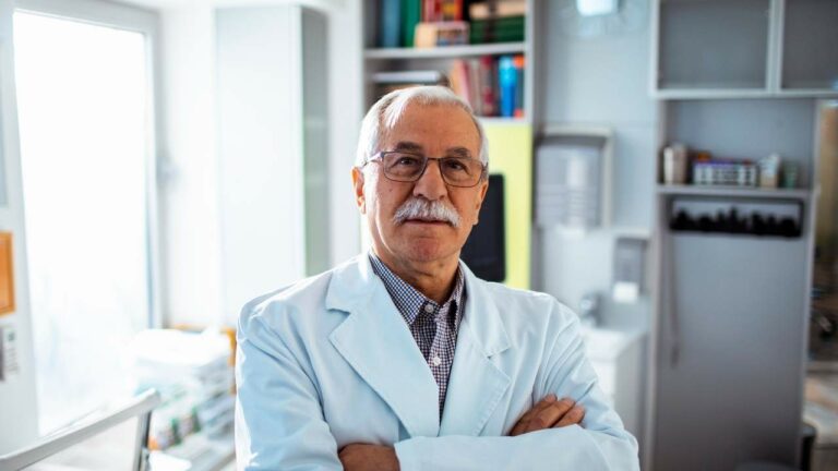 Descubra quando você deve se consultar com um médico mastologista.