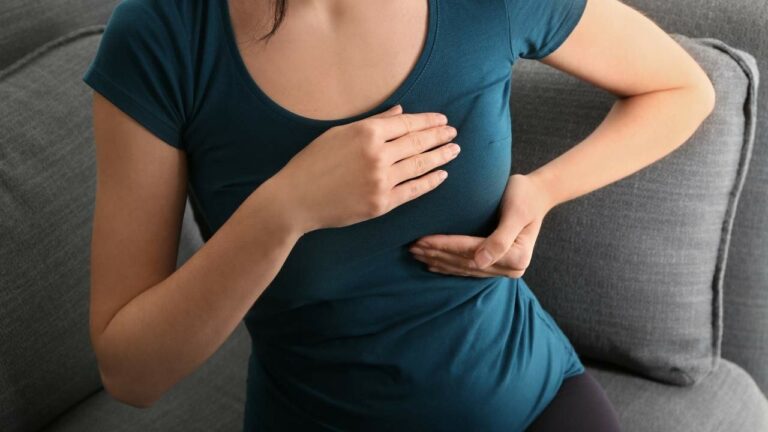 Mulher com sinais de possível câncer de mama.