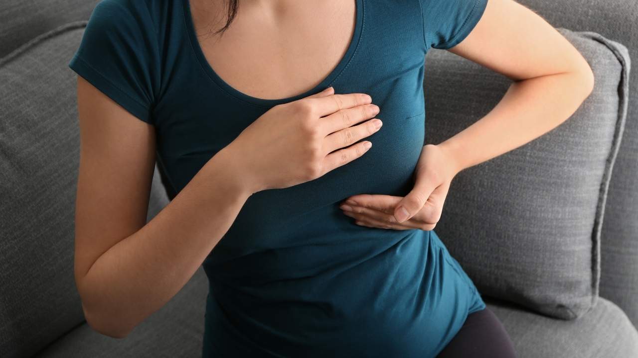 Mulher com sinais de possível câncer de mama.