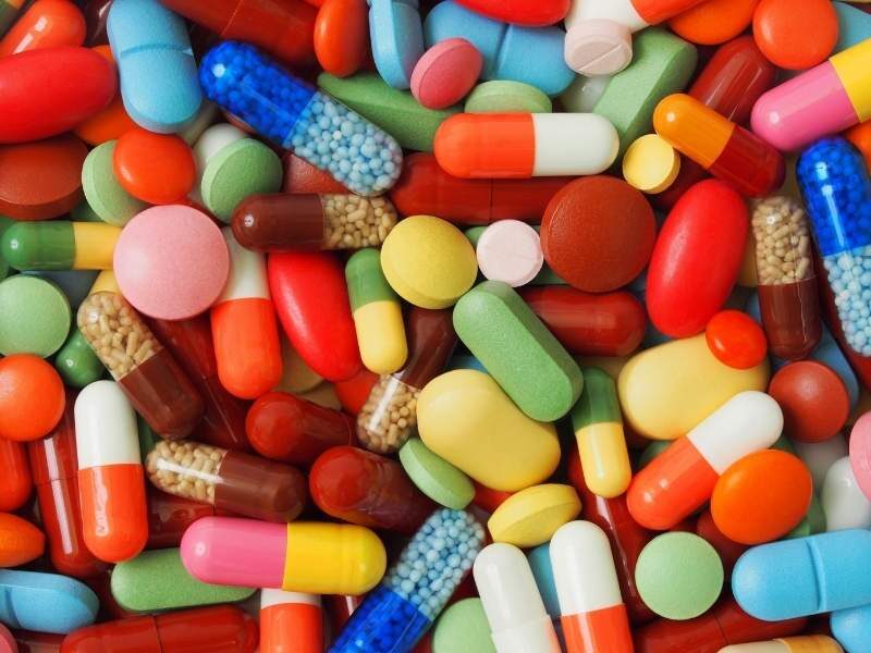 Medicamentos coloridos amontoados.