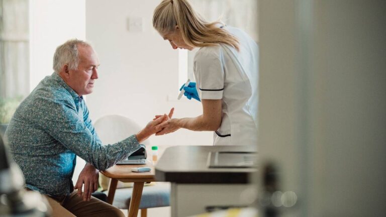Enfermeira fazendo teste de diabetes tipo 1 e 2 em paciente.