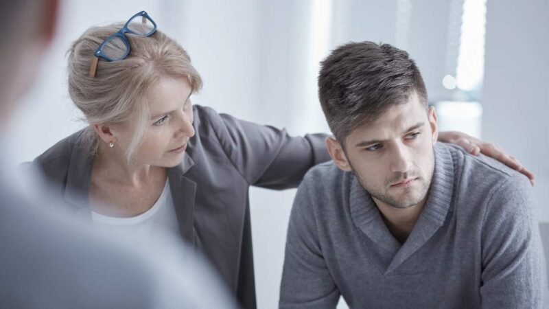 Mulher oferecendo ajuda para homem com TOC.