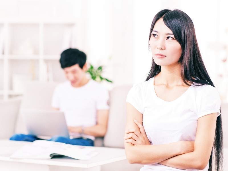 Mulher jovem com pensamentos intrusivos.
