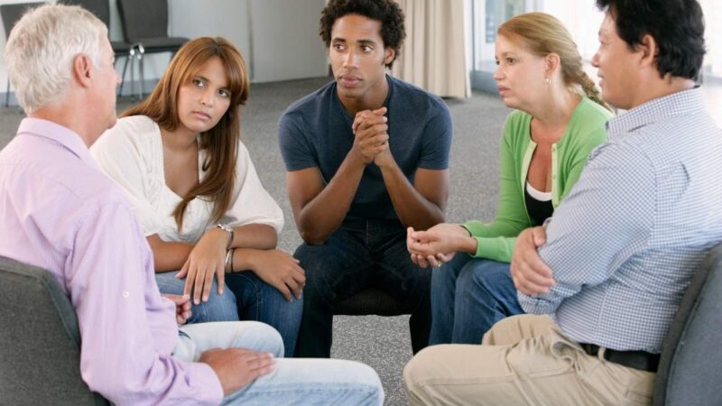 Pessoas reunidas ao roda.