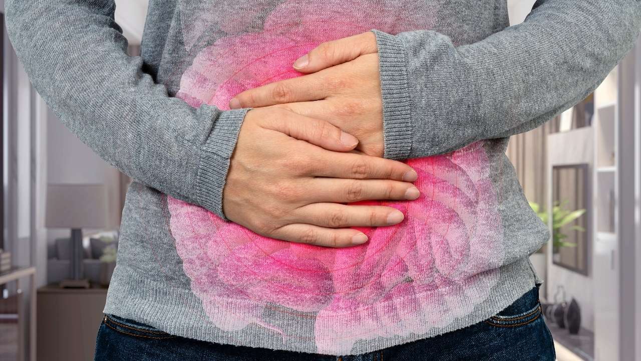 Mulher com a saúde digestiva prejudicada.