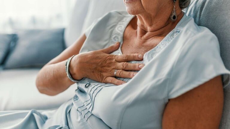 Mulher com sintomas de infarto.